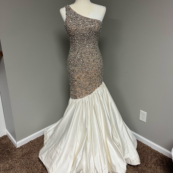 Ashley Lauren Gown size 2 - Picture 1 of 5